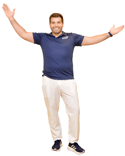 Physiotherapeut Moritz Alhorn aus Hamburg steht lächelnd mit ausgestreckten Armen als Portrait