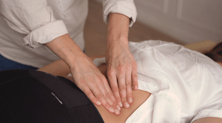 Physiotherapeutische Rückenmassage zur Lösung von Verspannungen in Hamburg