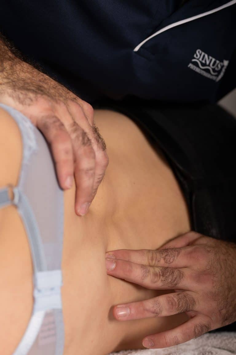 Detailaufnahme einer manuellen Schulterbehandlung durch Physiotherapeuten in Hamburg