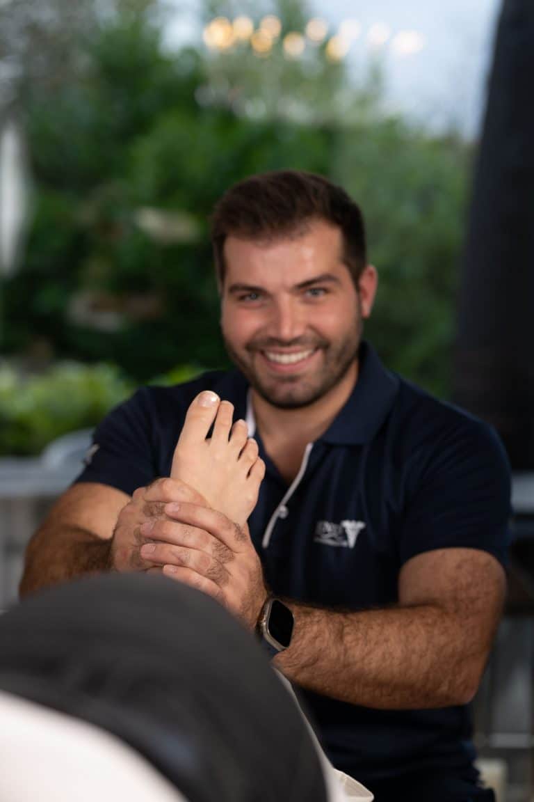 Physiotherapeut Moritz S. Alhorn behandelt Fuß eines Patienten in Hamburg