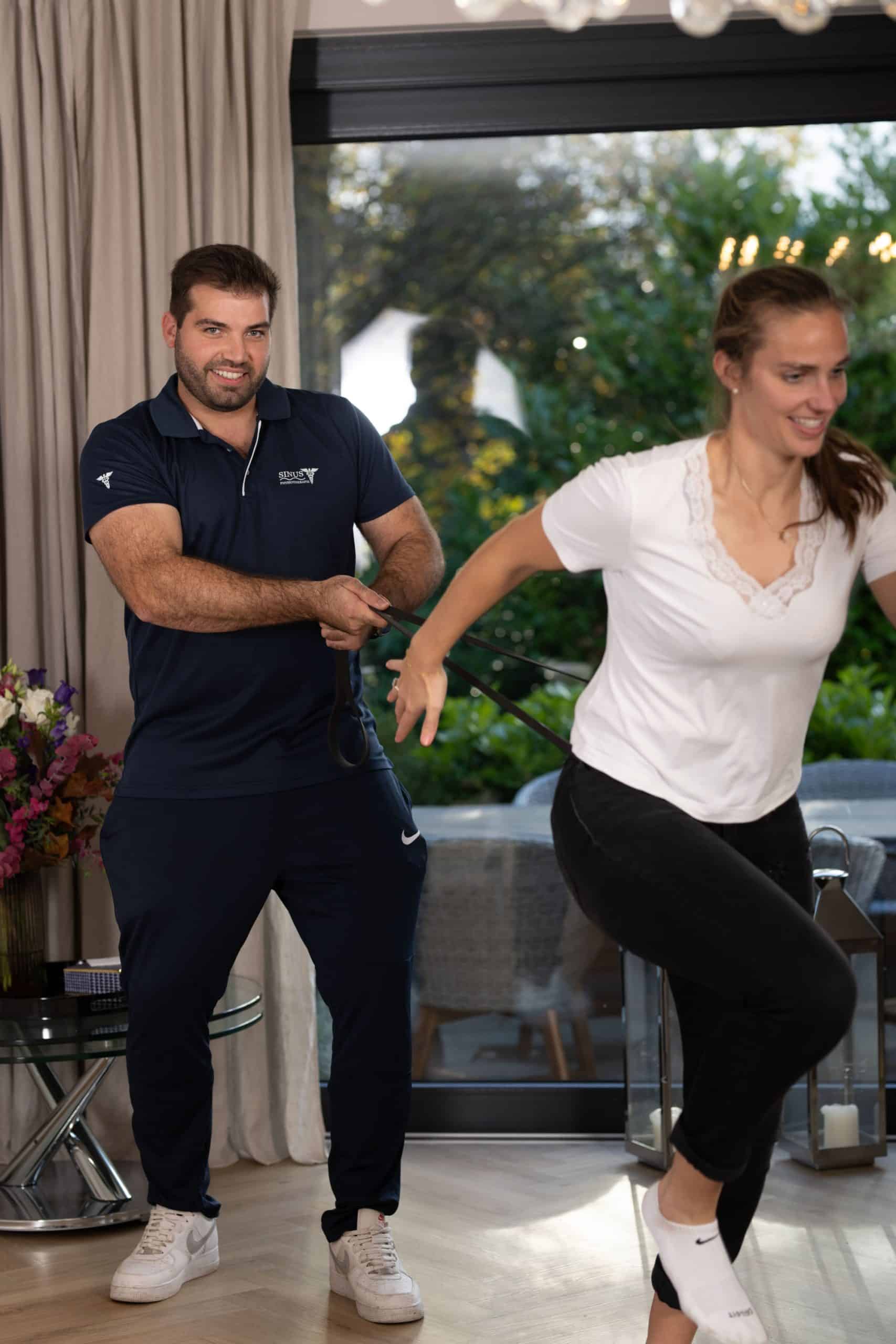 Physiotherapeut Moritz S. Alhorn führt Übung mit Therapieband in Hamburg durch