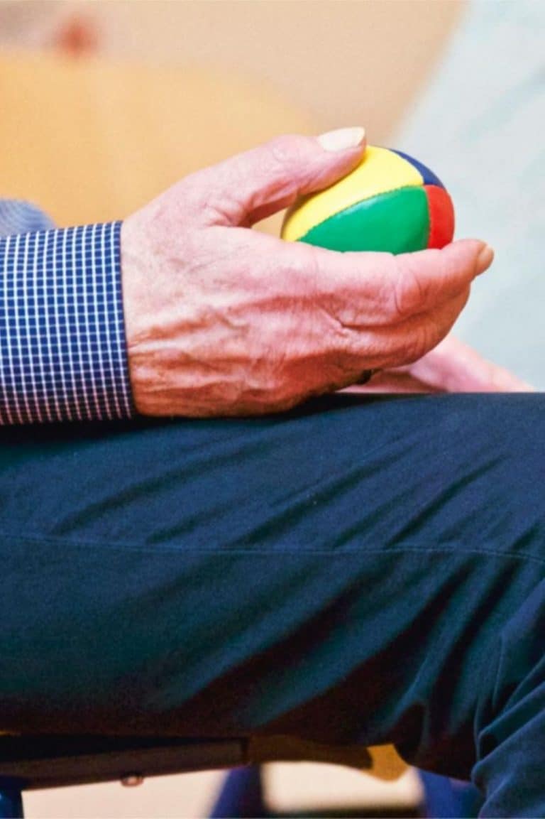 Patient führt Handtherapie mit Trainingsball in Hamburg durch